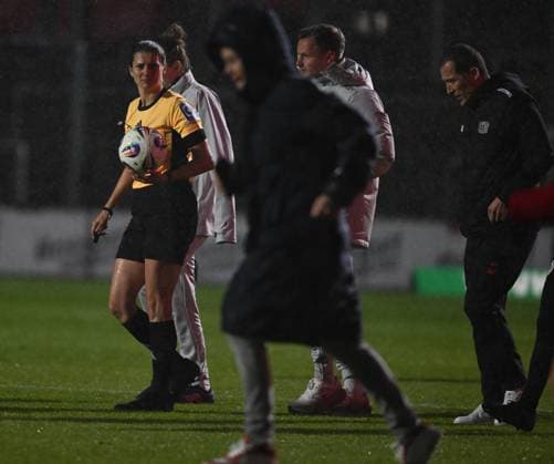 05 10 2025, xophax, Fußball , Frauen Bundesliga Google Pixel Frauen Bundesliga 25 26 Saison 2025 2026 Franz Kremer Stadion 1 FC Köln gegen Bayer 04 Leverkusen Flutlicht fällt aus , Spielunterbrechung Referee Annika Kost Unterricht das Spiel DFL DFB REGULATIONS PROHIBIT ANY USE OF PHOTOGRAPHS as IMAGE SEQUENCES and or QUASI VIDEO Koeln