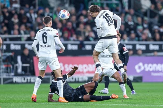 05 10 2025, Football, Borussia Mönchengladbach SC Freiburg, 1 Fußball Bundesliga, Borussia Park, Saison 2025 2026 Philipp Sander Borussia Mönchengladbach 16 in duel against Junior Adamu SC Freiburg 20 DFB regulations prohibit any use of photographs as image sequences and or quasi video Nordrhein Westfalen Germany