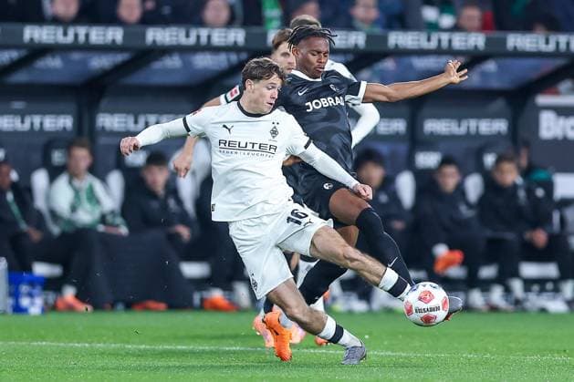 05 10 2025, Football, Borussia Mönchengladbach SC Freiburg, 1 Fußball Bundesliga, Borussia Park, Saison 2025 2026 Philipp Sander Borussia Mönchengladbach 16 in duel against Junior Adamu SC Freiburg 20 DFB regulations prohibit any use of photographs as image sequences and or quasi video Nordrhein Westfalen Germany