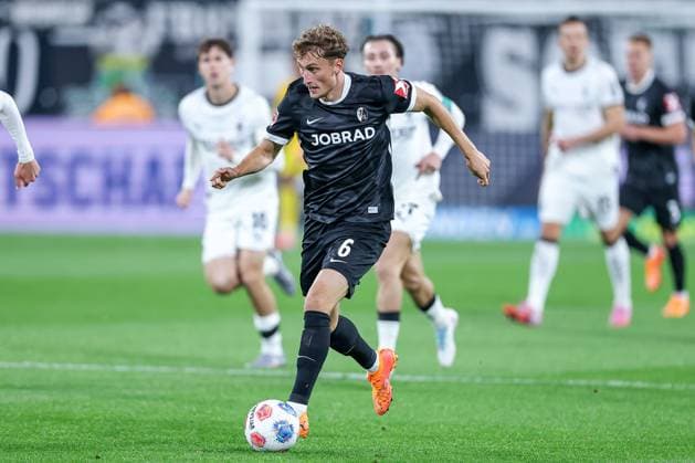 05 10 2025, Football, Borussia Mönchengladbach SC Freiburg, 1 Fußball Bundesliga, Borussia Park, Saison 2025 2026 Yannik Engelhardt Borussia Mönchengladbach 06 DFB regulations prohibit any use of photographs as image sequences and or quasi video Nordrhein Westfalen Germany