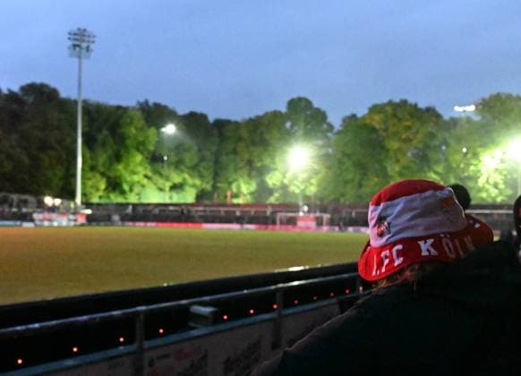 05 10 2025, xophax, Fußball , Frauen Bundesliga Google Pixel Frauen Bundesliga 25 26 Saison 2025 2026 Franz Kremer Stadion 1 FC Köln gegen Bayer 04 Leverkusen Flutlicht Ausfall , Zuschauer , Spielunterbrechung DFL DFB REGULATIONS PROHIBIT ANY USE OF PHOTOGRAPHS as IMAGE SEQUENCES and or QUASI VIDEO Koeln