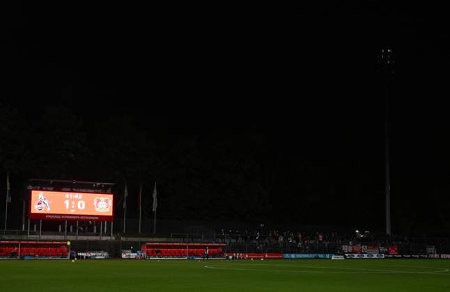 05 10 2025, xophax, Fußball , Frauen Bundesliga Google Pixel Frauen Bundesliga 25 26 Saison 2025 2026 Franz Kremer Stadion 1 FC Köln gegen Bayer 04 Leverkusen Flutlicht fällt aus , Spielunterbrechung Anzeigentafel Flutlichtmast , rechts aus DFL DFB REGULATIONS PROHIBIT ANY USE OF PHOTOGRAPHS as IMAGE SEQUENCES and or QUASI VIDEO Koeln