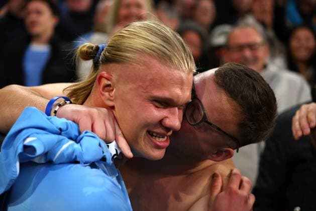 5th October 2025; Gtech Community Stadium, Brentford, London, England; Premier League Football, Brentford versus Manchester City; Erling Haaland of Manchester City celebrates with the Manchester City fans after the match  JohnxPatrickxFletcher