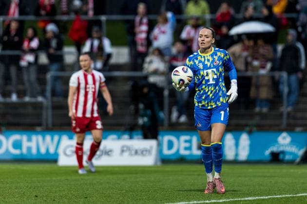 Google Pixel Frauen Bundesliga, 1 FC Köln Bayer 04 Leverkusen 05 10 2025 Lisa Schmitz 1 FC Köln, 1 mit Ball Google Pixel Frauen Bundesliga, 1 FC Köln Bayer 04 Leverkusen Köln, Franz Kremer Stadion am 05 10 2025 DFB REGULATIONS PROHIBIT ANY USE OF PHOTOGRAPHS AS IMAGE SEQUENCES AND OR QUASI VIDEO Copyright: xBEAUTIFULxSPORTS Wunderlx
