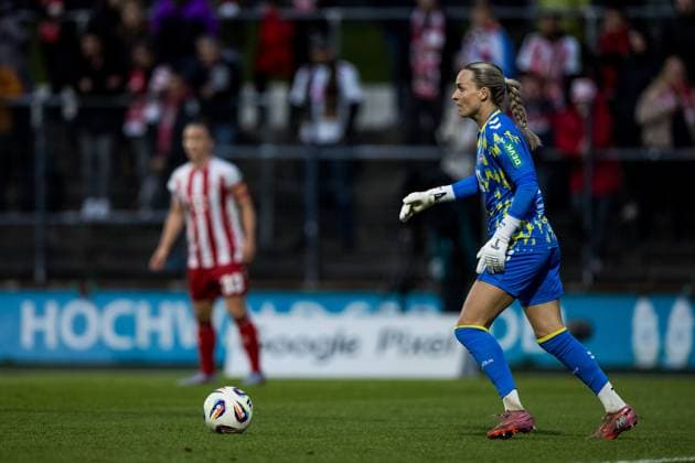 Google Pixel Frauen Bundesliga, 1 FC Köln Bayer 04 Leverkusen 05 10 2025 Lisa Schmitz 1 FC Köln, 1 am Ball Google Pixel Frauen Bundesliga, 1 FC Köln Bayer 04 Leverkusen Köln, Franz Kremer Stadion am 05 10 2025 DFB REGULATIONS PROHIBIT ANY USE OF PHOTOGRAPHS AS IMAGE SEQUENCES AND OR QUASI VIDEO Copyright: xBEAUTIFULxSPORTS Wunderlx