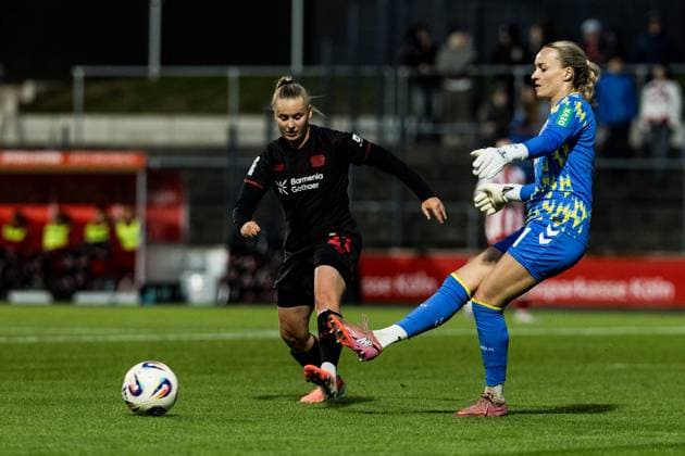 Google Pixel Frauen Bundesliga, 1 FC Köln Bayer 04 Leverkusen 05 10 2025 Zweikampf Valentina Mädl Bayer 04 Leverkusen, 17 , Lisa Schmitz 1 FC Köln, 1 Google Pixel Frauen Bundesliga, 1 FC Köln Bayer 04 Leverkusen Köln, Franz Kremer Stadion am 05 10 2025 DFB REGULATIONS PROHIBIT ANY USE OF PHOTOGRAPHS AS IMAGE SEQUENCES AND OR QUASI VIDEO Copyright: xBEAUTIFULxSPORTS Wunderlx