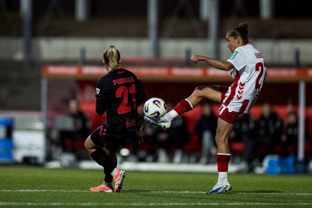 Google Pixel Womens Bundesliga, 1 FC Köln Bayer 04 Leverkusen 05 10 2025 duel Vanessa Fudalla Bayer 04 Leverkusen, 21 , Laura Feiersinger 1 FC Köln, 27 Google Pixel Womens Bundesliga, 1 FC Köln Bayer 04 Leverkusen Köln, Franz Kremer Stadion am 05 10 2025 DFB REGULATIONS PROHIBIT ANY USE OF PHOTOGRAPHS AS IMAGE SEQUENCES AND OR QUASI VIDEO Copyright: xBEAUTIFULxSPORTS Wunderlx