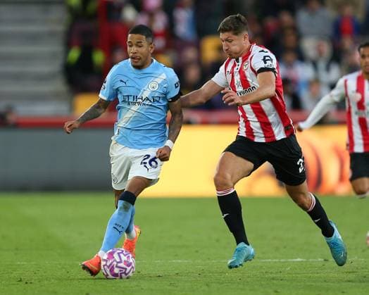 London, England, October 05 2025: Savinho (26 Manchester City) pressured by Vitaly Janelt (27 Brentford) during the Premier League game between Brentford and Manchester City at Gtech Community Stadium in London, England. (Photo by Jay Patel Sports Press Photo SPP) Copyright: xJayxPatel SportsxPressxPhoto SPPx Sportspressphoto_SPR38688