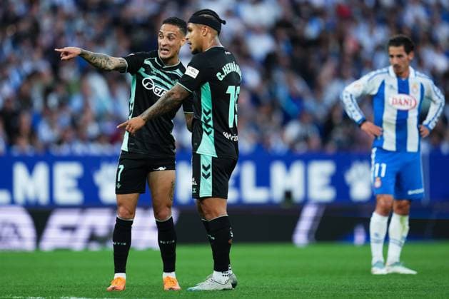 ESP: RCD Espanyol v Real Betis. La Liga EA Sports. Date 8 Antony dos Santos and Cucho Hernandez of Real Betis during the La Liga EA Sports match between RCD Espanyol and Real Betis played at RCDE Stadium on October 5, 2025 in Barcelona, Spain. kpng Copyright: xBaguxBlancox xPRESSINx PS_251005_ESP_BET_2525_1823