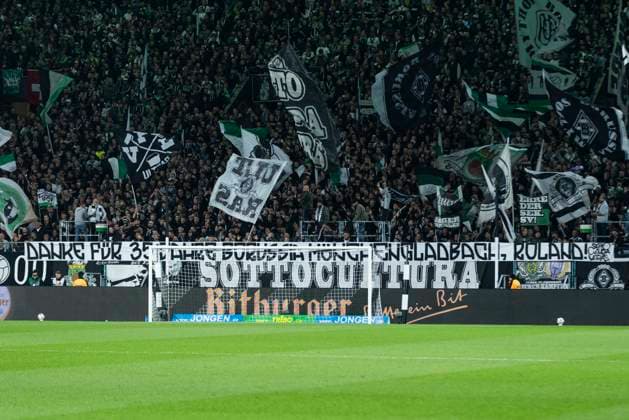 Bundesliga Borussia Mönchengladbach SC Freiburg, 05 10 2025 The Gladbach fans thank Roland Virkus with a banner Bundesliga, Borussia Mönchengladbach SC Freiburg, 6 Spieltag, am 05 10 2025, Borussia Park, Mönchengladbach DFL regulations prohibit any use of photographs as image sequences and or quasi video Copyright: xBEAUTIFULxSPORTS Meuselx