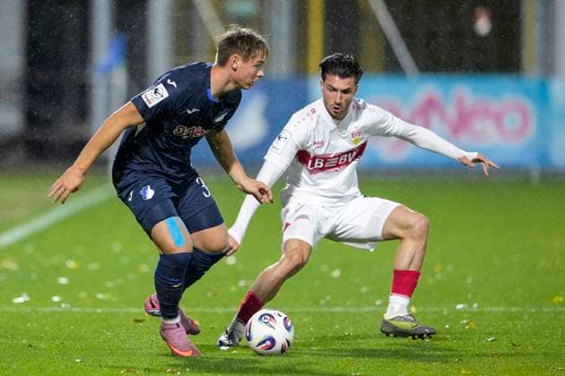 v li Florian Bähr TSG II, 39 , Leonidas Stergiou VfB II, 42 , duel, duel, tackle, tackling, dynamics, action, action, 05 10 2025, Sinsheim Germany , Football, 3 Liga, TSG 1899 Hoffenheim II VfB Stuttgart II, DFB DFL REGULATIONS PROHIBIT ANY USE OF PHOTOGRAPHS AS IMAGE SEQUENCES AND OR QUASI VIDEO xozx
