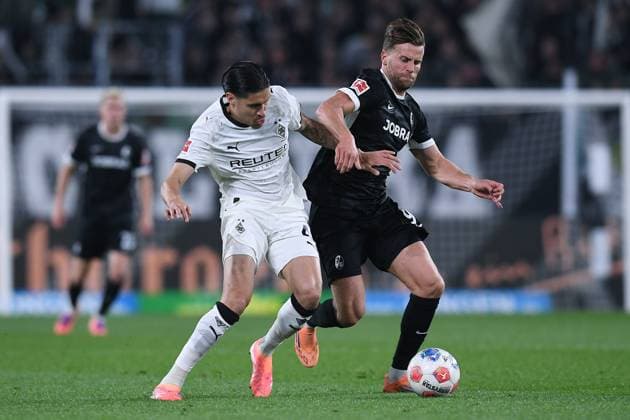 Soccer 1 Bundesliga 6 Matchday Borussia Mönchengladbach SC Freiburg on 05 10 2025 at Borussia Park in Mönchengladbach Kevin Diks Mönchengladbach , left Lucas Höler Freiburg , right DFL regulations prohibit any use of photographs as image sequences and or quasi video xRx