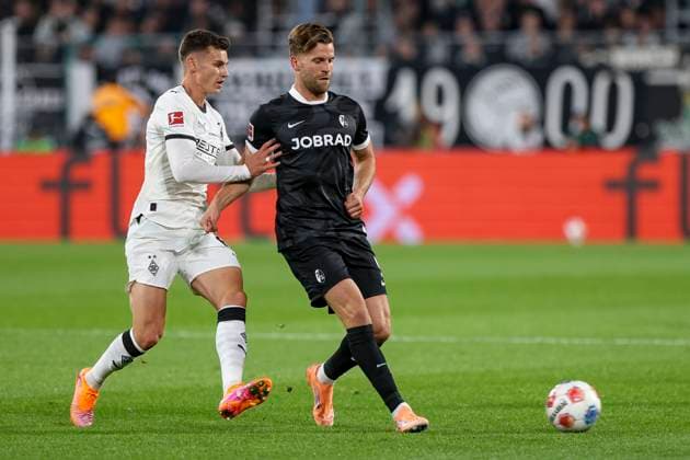 Mönchengladbach, Deutschland, 05.10.25: Yannik Engelhardt (Borussia Mönchengladbach) und Lucas Höler (SC Freiburg) im Kampf um den Ball waehrend des Spiels der Bundesliga zwischen Borussia Mönchengladbach vs SC Freiburg im Stadion im Borussia Park Mönchengladbach Stadion im Borussia Park North Rhine-Westphalia Germany Copyright: xBrauer-Fotoagenturx xAdrianxSchlx