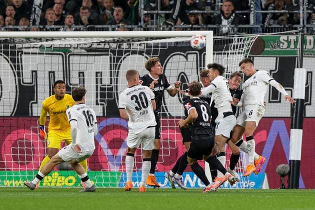 Mönchengladbach, Deutschland, 05.10.25: Yannik Engelhardt (Borussia Mönchengladbach) mit einem Kopfball waehrend des Spiels der Bundesliga zwischen Borussia Mönchengladbach vs SC Freiburg im Stadion im Borussia Park Mönchengladbach Stadion im Borussia Park North Rhine-Westphalia Germany Copyright: xBrauer-Fotoagenturx xAdrianxSchlx