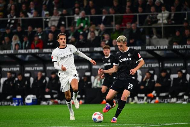 05 10 2025 Moenchengladbach Fussball, Herren, Saison 2025 2026, Borussia Moenchengladbach vs SC Freiburg Florian Neuhaus Gladbach, li kommt zu spaet gegen Matthias Ginter Freiburg, re DFL regulations prohibit any use of photographs as image sequences and or quasi video Borussia Park NRW Deutschland