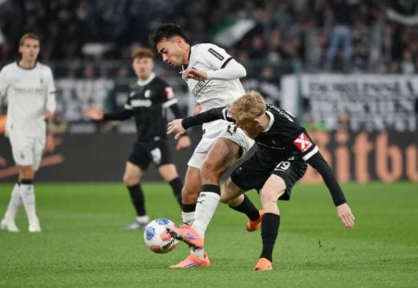 Jens Castrop Borussia Moenchengladbach , Niklas Beste SC Freiburg , v li 05 10 2025, Fußball 1 Bundesliga, Saison 2025 2026, 6 Spieltag, Borussia Mönchengladbach SC Freiburg DFL regulations prohibit any use of photographs as image sequences and or quasi video Moenchengladbach Borussia Park Nordrhein Westfalen Germany Team2