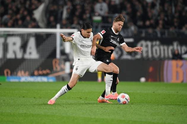 Kevin Diks Borussia Moenchengladbach , li , against Lucas Höler SC Freiburg 05 10 2025, Soccer 1 Bundesliga, Season 2025 2026, 6 Matchday, Borussia Mönchengladbach SC Freiburg DFL regulations prohibit any use of photographs as image sequences and or quasi video Moenchengladbach Borussia Park Nordrhein Westfalen Germany Team2