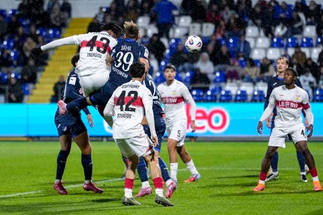 from left Dan Axel Zagadou VfB II, 43 jumps higher than Florian Bähr TSG II, 39 and scores the goal to 0 1, goal, goal success, highlight, action, action scene, 05 10 2025, Sinsheim Germany , Soccer, 3 Liga, TSG 1899 Hoffenheim II VfB Stuttgart II, DFB DFL REGULATIONS PROHIBIT ANY USE OF PHOTOGRAPHS AS IMAGE SEQUENCES AND OR QUASI VIDEO xozx