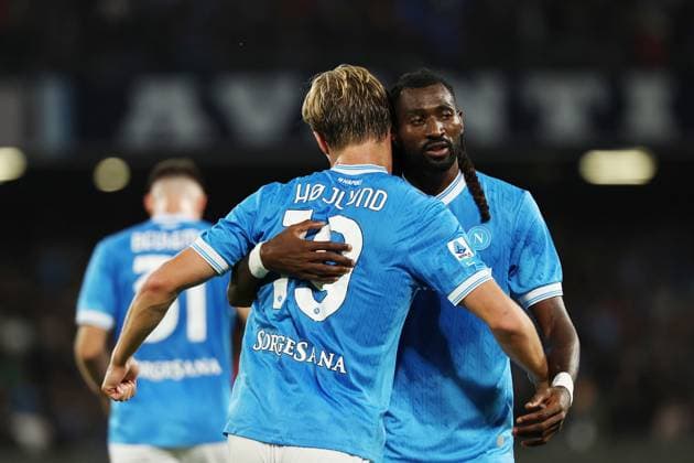 Napoli™s Rasmus Hojlund celebrates after scoring goal 2-1 during the Serie A soccer match between Napoli and Genoa at the Diego Armando Maradona Stadium in Naples, southern italy - Sunday , October 05 , 2025. - Soccer .  Copyright: xAlessandroxGarofalo LaPressex