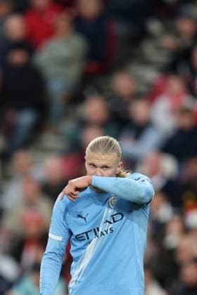 Brentford gegen Man City 05. Oktober 2025, London Premier League Fußball Brentford gegen Manchester City Erling Haaland von Manchester City wischt sich das Gesicht ab Foto Charlotte Wilson Abseits London UK  Copyright: xCharlottexWilsonx xOffsidexOffside