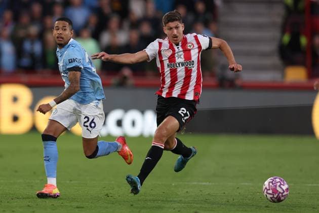 London, England, 5th October 2025. Savio of Manchester City and Vitaly Janelt of Brentford challenge for the ball during the Brentford vs Manchester City Premier League match at Gtech Community Stadium, London. Picture credit should read: Paul Terry Sportimage EDITORIAL USE ONLY. No use with unauthorised audio, video, data, fixture lists, club league logos or live services. Online in-match use limited to 120 images, no video emulation. No use in betting, games or single club league player publications. SPI_032_PT_Brentford_Man_City SPI-4202-0032