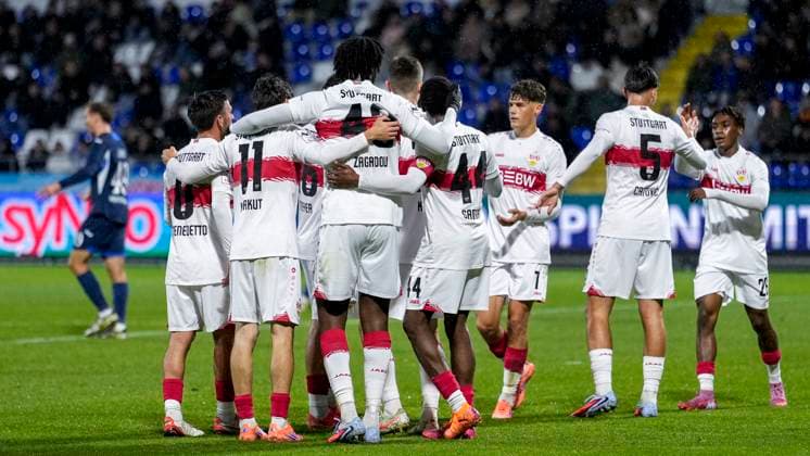 Players of VfB Stuttgart II U21 , cheer about the goal to 0 1, jubilation, goal celebration, celebrate the goal, goal, celebration, cheers about the goal, rejoicing, joy, rejoices, optimistic, positive, game scene, Highlight, Action, Action, 05 10 2025, Sinsheim Germany , Soccer, 3 Liga, TSG 1899 Hoffenheim II VfB Stuttgart II, DFB DFL REGULATIONS PROHIBIT ANY USE OF PHOTOGRAPHS AS IMAGE SEQUENCES AND OR QUASI VIDEO xozx