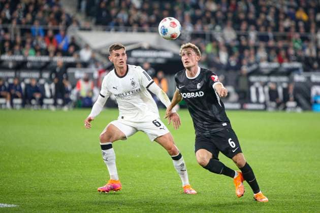 Mönchengladbach, Germany, 05 10 25 Yannik Engelhardt Borussia Mönchengladbach and Patrick Osterhage SC Freiburg fighting for the ball during the Bundesliga match between Borussia Mönchengladbach vs SC Freiburg at Borussia Park Mönchengladbach Stadion im Borussia Park North Rhine Westphalia Germany Copyright: xBrauer-Fotoagenturx xAdrianxSchlx