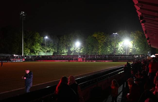 05 10 2025, xophax, Fußball , Frauen Bundesliga Google Pixel Frauen Bundesliga 25 26 Saison 2025 2026 Franz Kremer Stadion 1 FC Köln gegen Bayer 04 Leverkusen Flutlichtausfall , Spielunterbrechung Ausfall vom Flutlichtmasten Zuschauer im Dunkeln DFL DFB REGULATIONS PROHIBIT ANY USE OF PHOTOGRAPHS as IMAGE SEQUENCES and or QUASI VIDEO Koeln