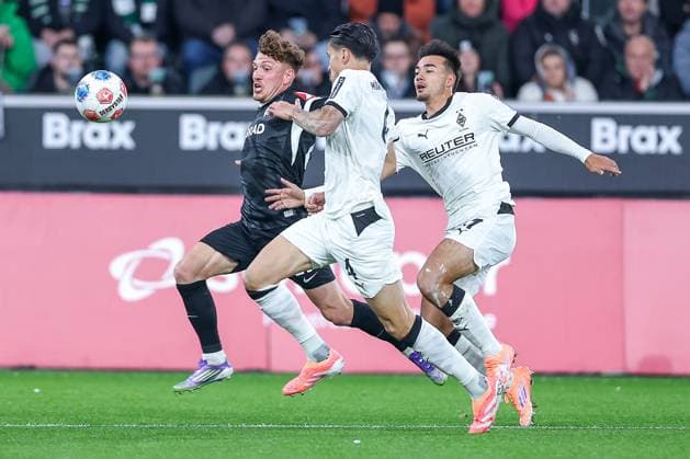 05 10 2025, Football, Borussia Mönchengladbach SC Freiburg, 1 Fußball Bundesliga, Borussia Park, Saison 2025 2026 Philipp Treu SC Freiburg 29 in duel against Kevin Diks Borussia Mönchengladbach 04 DFB regulations prohibit any use of photographs as image sequences and or quasi video Nordrhein Westfalen Germany