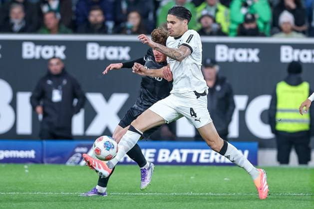 05 10 2025, Football, Borussia Mönchengladbach SC Freiburg, 1 Fußball Bundesliga, Borussia Park, Saison 2025 2026 Philipp Treu SC Freiburg 29 in duel against Kevin Diks Borussia Mönchengladbach 04 DFB regulations prohibit any use of photographs as image sequences and or quasi video Nordrhein Westfalen Germany