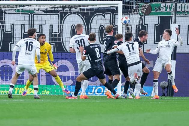 05 10 2025, Soccer, Borussia Mönchengladbach SC Freiburg, 1 Soccer Bundesliga, Borussia Park, Season 2025 2026 Penalty area action Yannik Engelhardt Borussia Mönchengladbach 06 against goalkeeper Noah Atubolu SC Freiburg 01 DFB regulations prohibit any use of photographs as image sequences and or quasi video North Rhine-Westphalia Germany