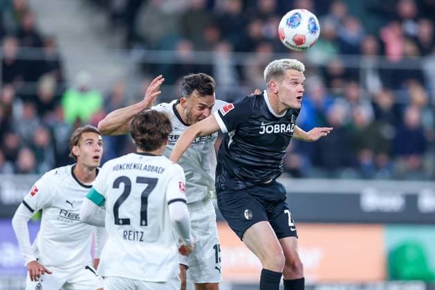 05 10 2025, Football, Borussia Mönchengladbach SC Freiburg, 1 Fußball Bundesliga, Borussia Park, Saison 2025 2026 Haris Tabakovic Borussia Mönchengladbach 15 in duel against Matthias Ginter SC Freiburg 28 Kopfball Kopfballduell DFB regulations prohibit any use of photographs as image sequences and or quasi video Nordrhein Westfalen Germany