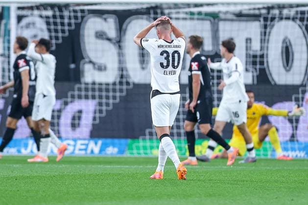 05 10 2025, Football, Borussia Mönchengladbach SC Freiburg, 1 Fußball Bundesliga, Borussia Park, Saison 2025 2026 Nico Elvedi Borussia Mönchengladbach 30 stands disappointed on the pitch DFB regulations prohibit any use of photographs as image sequences and or quasi video Nordrhein Westfalen Germany