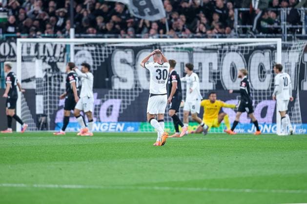 05 10 2025, Football, Borussia Mönchengladbach SC Freiburg, 1 Fußball Bundesliga, Borussia Park, Saison 2025 2026 Nico Elvedi Borussia Mönchengladbach 30 stands disappointed on the pitch DFB regulations prohibit any use of photographs as image sequences and or quasi video Nordrhein Westfalen Germany