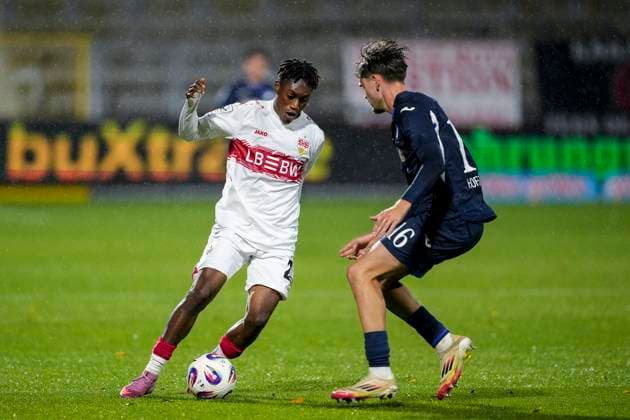 v li Justin Diehl VfB II, 26 , Yannis Hör TSG II, 16 , duel, duel, tackle, tackling, dynamics, action, action, 05 10 2025, Sinsheim Germany , Soccer, 3 Liga, TSG 1899 Hoffenheim II VfB Stuttgart II, DFB DFL REGULATIONS PROHIBIT ANY USE OF PHOTOGRAPHS AS IMAGE SEQUENCES AND OR QUASI VIDEO xozx