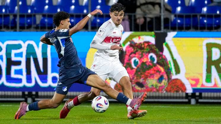 v li Ayoube Amaimouni Echghouyab TSG II, 7 , Leny Meyer VfB II, 16 , duel, duel scene, duel, tackle, tackling, dynamics, action, action, 05 10 2025, Sinsheim Germany , Football, 3 Liga, TSG 1899 Hoffenheim II VfB Stuttgart II, DFB DFL REGULATIONS PROHIBIT ANY USE OF PHOTOGRAPHS AS IMAGE SEQUENCES AND OR QUASI VIDEO xozx