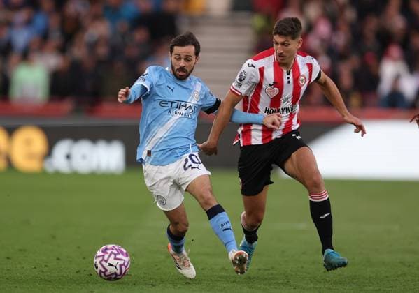 London, England, 5th October 2025. Bernardo Silva of Manchester City and Vitaly Janelt of Brentford challenge for the ball during the Brentford vs Manchester City Premier League match at Gtech Community Stadium, London. Picture credit should read: Paul Terry Sportimage EDITORIAL USE ONLY. No use with unauthorised audio, video, data, fixture lists, club league logos or live services. Online in-match use limited to 120 images, no video emulation. No use in betting, games or single club league player publications. SPI_045_PT_Brentford_Man_City SPI-4202-0045