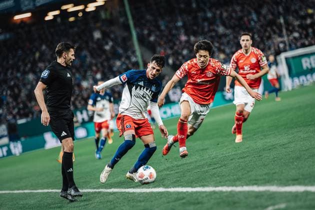 Soccer Men Season 2025 2026 1 Soccer Bundesliga 6 Matchday Hamburger SV vs 1 FSV Mainz 05 05 10 2025 v l Nicolas Capaldo 24, HSV vs Jae sung Lee 7, 1 FSV Mainz 05 Hamburg Volksparkstadion Hamburg Germany