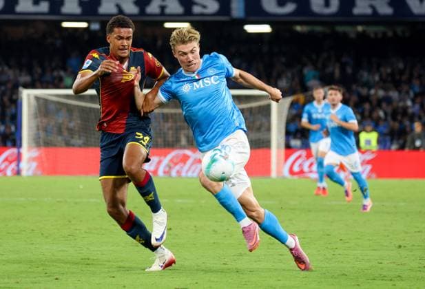 Serie A football match - 2025 26 Napoli vs Genoa Rasmus Hoyland of SSC Napoli - Sebastian Otoa of FC Genoa During the 2025 26 Italian Serie A football match between SSC Napoli and Genoa on October 5, 2025, at the Diego Armando Maradona Stadium in Naples. Pictured: NAPOLI stadio Diego Armando Maradona CAMPANIA ITALIA Copyright: xFABIOxSASSOxFabioxSassox Napoli Genoa2025_10_05Fabio Sasso7482