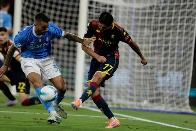 Serie a football match SSC Napoli vs Genoa Napoli s Italian defender Leonardo Spinazzola challenges for the ball with Genoa™s Icelandic midfielder Mikael Egill Ellertsson during the Serie A football match between SSC Napoli and Genoa Cricket and Football Club at the Diego Armando Maradona Stadium in Naples, October 05, 2025. _BPH1575 Copyright: xAntonioxBalascox