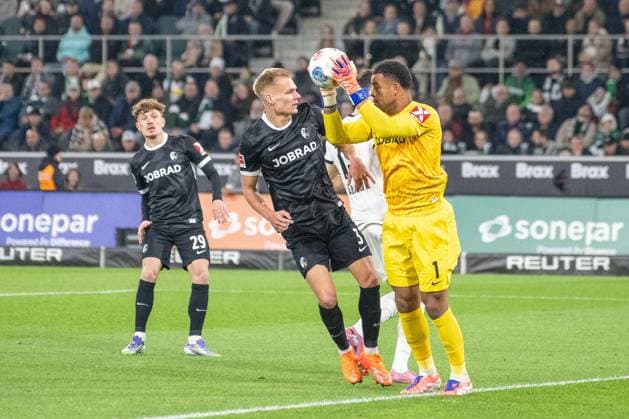05 10 2025, Soccer 1 Bundesliga, Season 2025 2026, 06 Matchday, Borussia Moenchengladbach SC Freiburg at Borussia Park in Moenchengladbach 01scf catches the ball in front of Philipp Lienhart SC Freiburg, 03 Important note According to the regulations of the DFL German Football League or the DFB German Football Association, it is forbidden, to utilize or have utilized photographs taken in the stadium and or of the match in the form of sequential images and or video-like photo series Foto Kirchner Media Thomas Haesler Copyright: xKirchner-Media ThomasxHaeslerx