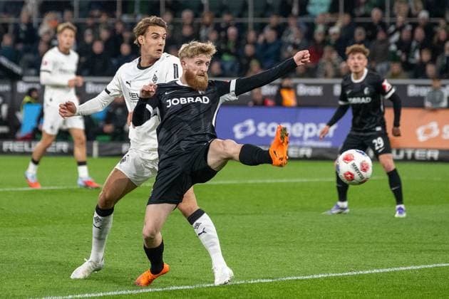 05 10 2025, Soccer 1 Bundesliga, Season 2025 2026, 06 Matchday, Borussia Moenchengladbach SC Freiburg at Borussia Park in Moenchengladbach Florian Neuhaus Borussia Moenchengladbach, 10 and Jan Niklas Beste SC Freiburg, 19 miss the pass Important note According to the regulations of the DFL German Football League and the DFB German Football Association, it is prohibited to use or have used photographs taken in the stadium or of the match in the form of sequential images or video-like photo series Foto Kirchner Media Thomas Haesler Copyright: xKirchner-Media ThomasxHaeslerx