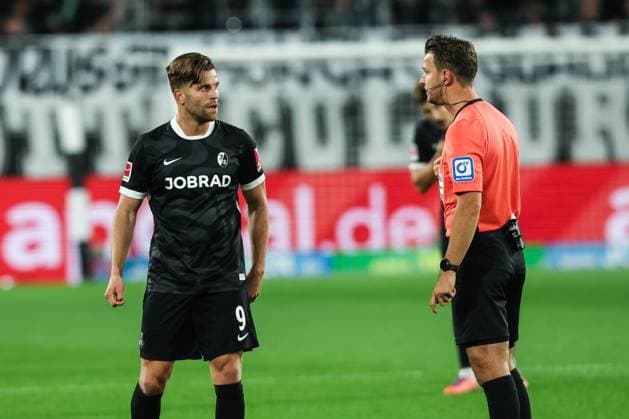 Sports, Football, Bundesliga Season 2025 2026 6 Matchday Borussia Mönchengladbach SC Freiburg 05 10 2025, BORUSSIA PARK Lucas Höler SC Freiburg, 9 , Daniel Schlager Referee Mönchengladbach BORUSSIA PARK North Rhine-Westphalia Germany