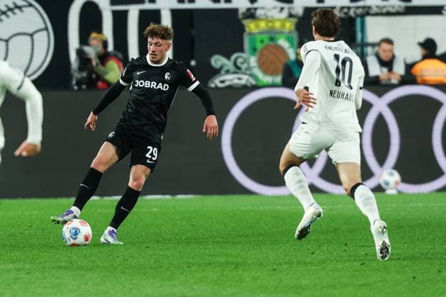 Sport, Football, Bundesliga Season 2025 2026 6 Matchday Borussia Mönchengladbach SC Freiburg 05 10 2025, BORUSSIA PARK Philipp Treu SC Freiburg, 29 Florian Neuhaus Borussia Mönchengladbach, 10 Mönchengladbach BORUSSIA PARK North Rhine-Westphalia Germany