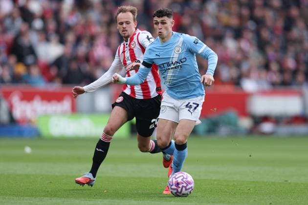 London, England, 5th October 2025. Mikkel Damsgaard of Brentford and Phil Foden of Manchester City challenge for the ball during the Brentford vs Manchester City Premier League match at Gtech Community Stadium, London. Picture credit should read: Paul Terry Sportimage EDITORIAL USE ONLY. No use with unauthorised audio, video, data, fixture lists, club league logos or live services. Online in-match use limited to 120 images, no video emulation. No use in betting, games or single club league player publications. SPI_050_PT_Brentford_Man_City SPI-4202-0050