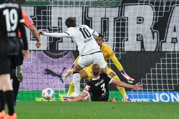 Philipp Lienhart SC Freiburg , re , saves against Florian Neuhaus Borussia Moenchengladbach 05 10 2025, Fußball 1 Bundesliga, Saison 2025 2026, 6 Spieltag, Borussia Mönchengladbach SC Freiburg DFL regulations prohibit any use of photographs as image sequences and or quasi video Moenchengladbach Borussia Park Nordrhein Westfalen Germany Team2