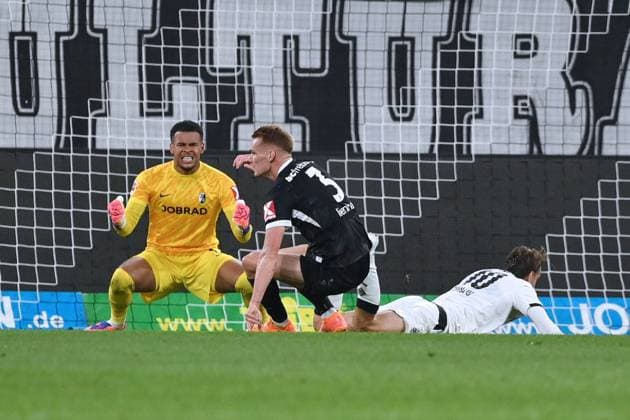 Goalkeeper Noah Atubolu SC Freiburg celebrates Philipp Lienhart SC Freiburgs save against Florian Neuhaus Borussia Moenchengladbach , re 05 10 2025, Soccer 1 Bundesliga, Season 2025 2026, Matchday 6, Borussia Mönchengladbach SC Freiburg DFL regulations prohibit any use of photographs as image sequences and or quasi video Moenchengladbach Borussia Park Nordrhein Westfalen Germany Team2