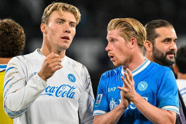 Rasmus Hojlund and Kevin De Bruyne of SSC Napoli celebrate at the end of the Serie A 2025 2026 football match between SSC Napoli and Genoa CFC at Diego Armando Maradona stadium in Naples (Italy), October 5, 2025. andreaxstaccioli