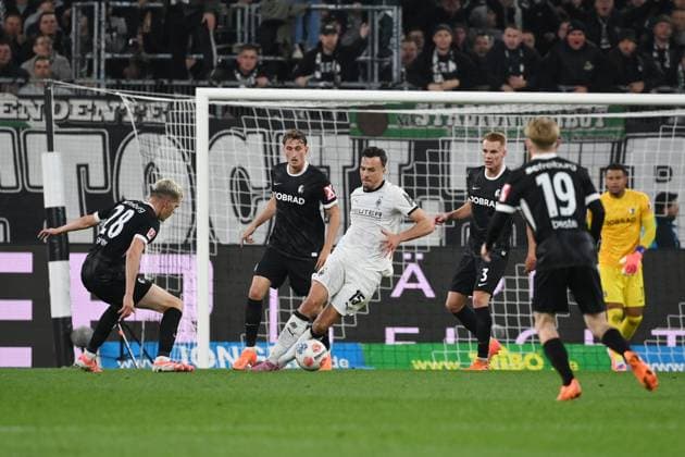 Matthias Ginter SC Freiburg , Patrick Osterhage SC Freiburg , Haris Tabakovic Borussia Moenchengladbach , Philipp Lienhart SC Freiburg , v li 05 10 2025, Fußball 1 Bundesliga, Saison 2025 2026, 6 Spieltag, Borussia Mönchengladbach SC Freiburg DFL regulations prohibit any use of photographs as image sequences and or quasi video Moenchengladbach Borussia Park Nordrhein Westfalen Germany Team2