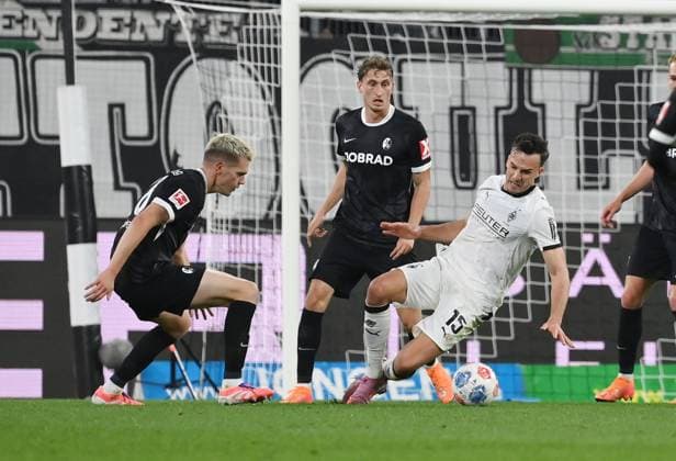 Matthias Ginter SC Freiburg , Patrick Osterhage SC Freiburg , Haris Tabakovic Borussia Moenchengladbach , v li 05 10 2025, Fußball 1 Bundesliga, Saison 2025 2026, 6 Spieltag, Borussia Mönchengladbach SC Freiburg DFL regulations prohibit any use of photographs as image sequences and or quasi video Moenchengladbach Borussia Park Nordrhein Westfalen Germany Team2